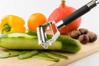 Fruits and vegetables peeler