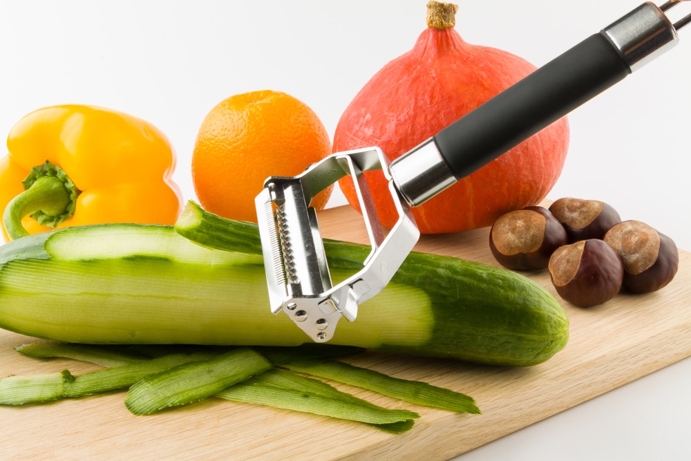 Fruits and vegetables peeler