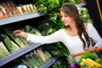 image of a woman making healthier choices while grocery shopping