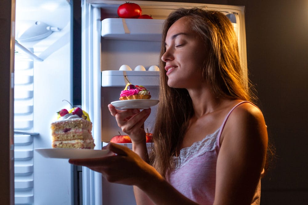 Nighttime snacking promotes vicious cycle of sleeplessness, weight gain,  junk food cravings - Study Finds