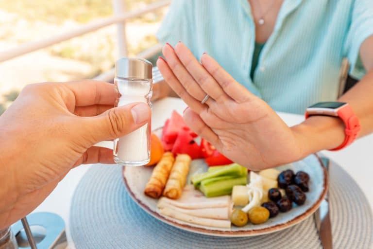 How salt affect blood pressure